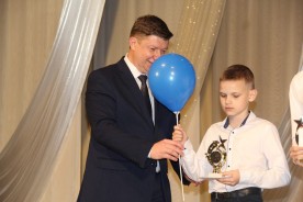 Сергей Ладанов наградил участников конференции Академии юных исследователей 